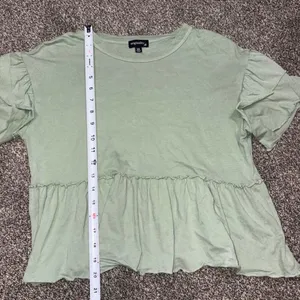 Originality Green ruffle crop top in Xs thumbnail 4