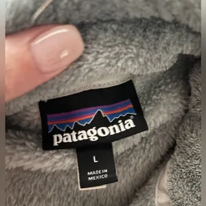 Grey Patagonia quarter button thumbnail 2