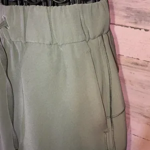 Lululemon Athletica Green On The Fly Woven Skirt size 4 olive green skirt​​​ thumbnail 4