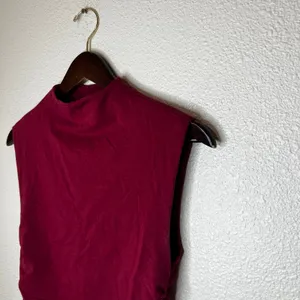 Abercrombie & Fitch deep red ruched mock neck sleeveless cropped top SMALL thumbnail 2
