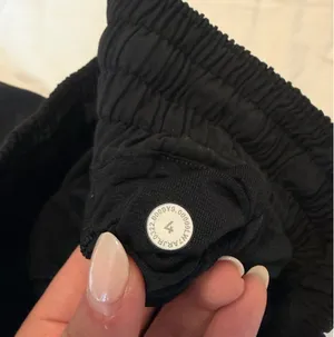 Hotty Hot Low-Rise Lined Shorts Lululemon 2.5" thumbnail 4