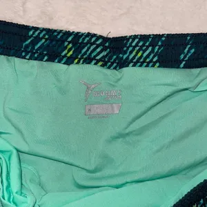 Old Navy Active Women’s Athletic Shorts Size Medium‎ thumbnail 3