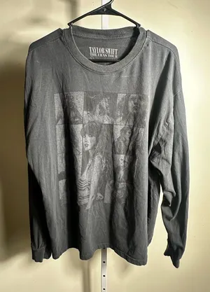 H29. Taylor Swift Black Long-Sleeve Vintage Graphic Tee thumbnail 1