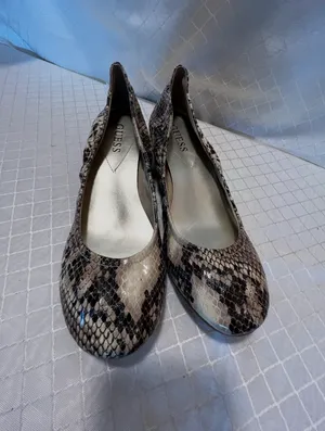 Guess: light natural synthetic print wedge pump size 8m thumbnail 2