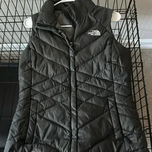 Puffer vest by north face barely worn like new condition black thumbnail 1