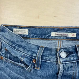 Levi’s Wedgie Straight Jeans Women’s 26 Button Fly Frayed Hem Blue Denim thumbnail 7