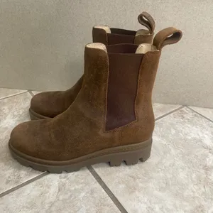 Banana Republic Womens Brown Suede Lug Sole Chelsea Boots Size 8.5 shimmer EUC thumbnail 2