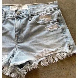 Abercrombie&Fitch ShortsSize 2 W 26 Blue Denim Distressed Frayed Hem Light Wash thumbnail 4