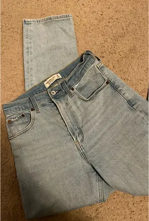 Abercrombie High-Rise Jeans thumbnail 1