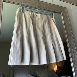 En Saison Cream Faux Leather Pleated High Rise Mini Skirt NWT Size Medium thumbnail 1
