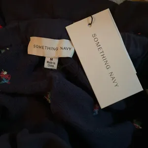 NWT Something Navy Blue Floral Embroidered High Waist Shorts thumbnail 7