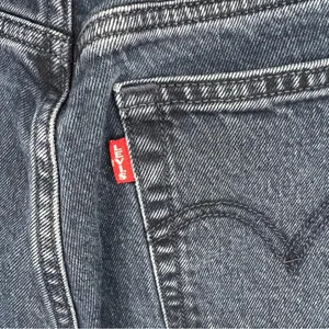 Levis Premiums Wedgie Washed Black‎ Raw Hem Crop Denim Jeans thumbnail 14
