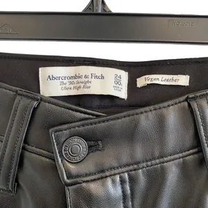 Abercrombie & Fitch 90s Straight Ultra High Rise Leather Pants Curve Love thumbnail 7