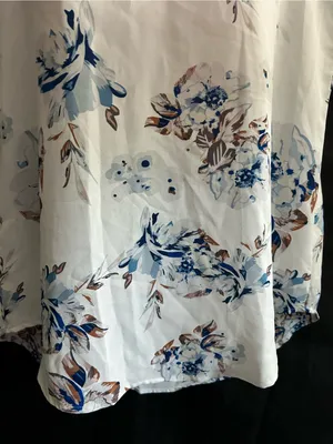 SHEIN Floral Lace-Trim V-Neck Blouse in White & Blue LG thumbnail 6