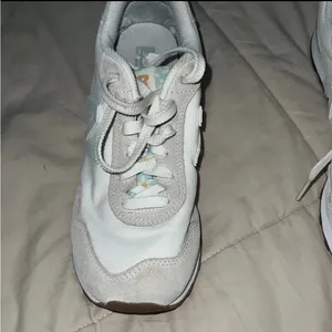 women’s New Balance tennis shoes thumbnail 5