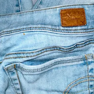 American Eagle • Destroyed Light Wash Skinny Jeans • Size 8 thumbnail 5