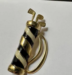 Golf Bag With Clubs Gold Tone Cream/Black Brooch Pin Golfing Perfect For Golfer thumbnail 3