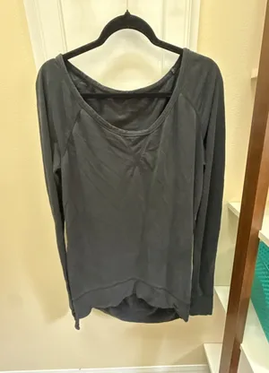 Lululemon Women's Long Sleeve Scoop Neck Pullover with Thumbholes thumbnail 1