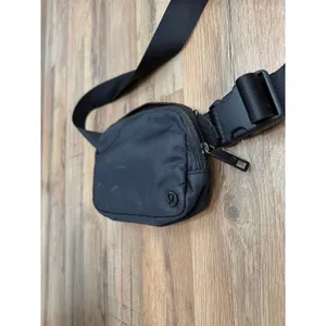 Lululemon‎ Everywhere Belt Bag Black Crossbody Waist Bag OS Nylon thumbnail 4