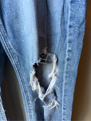 American Eagle Distressed Mom Jeans Women’s 8 Short Light Wash Ripped thumbnail 2