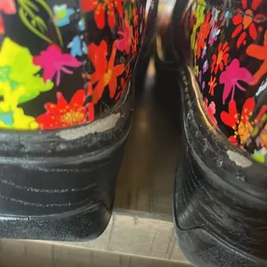 Klogs non-slip floral shoe. There‎ are some black off the toe and heel 7.5M thumbnail 6
