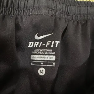EUC Nike Dry fit athletic shorts. running shorts black Sz M thumbnail 3