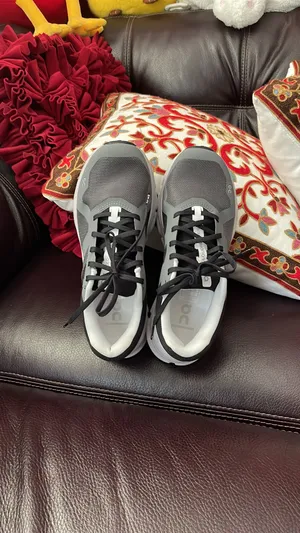 On Cloudflyer 4 Women's pre loved color in grey size 8.5 wear once in store color in Trey/black/white thumbnail 10