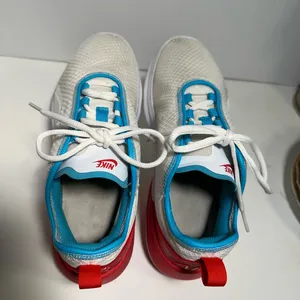Nike Air Max Motion 2 Womens Athletic Running Women’s Size 8 Red White Blue thumbnail 4