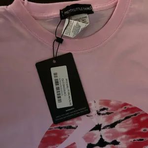 NWT Pretty Little Things Baby Pink Printed Peace LogonTee XS thumbnail 3