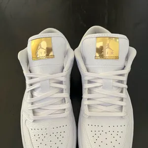 New NIKE Air Jordan 1 Retro Low 'White Metallic Gold' thumbnail 6