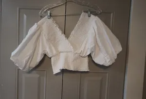 Abercrombie & Fitch cropped ruffled scrunchy balloon sleeves top in white size XS. thumbnail 1