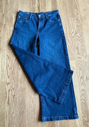 Women’s wide leg GAP jeans💙 thumbnail 1