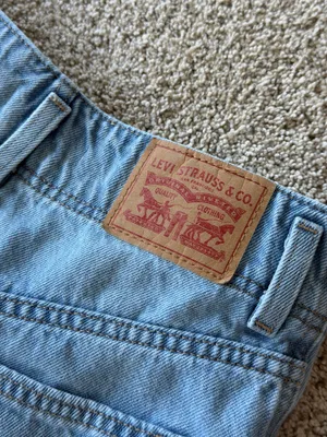 Levi’s High-Waisted Mom Shorts thumbnail 3
