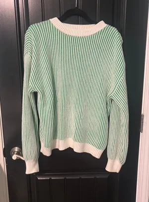 green sweater Size M thumbnail 1