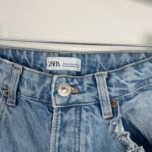 Zara Women's Straight Leg Distressed Jeans Sz‎ 4 thumbnail 2