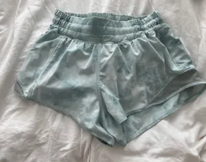 Lululemon Hotty Hot 2.5” Shorts thumbnail 1