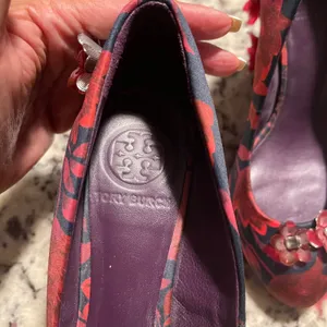 Tory Burch Floral Satin Elmira Wedge Heels‎ Red Navy Flower Embellished Size 7M thumbnail 8