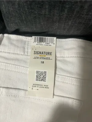 Levi's Signature by Levi Strauss White Women's Jean Shorts thumbnail 6