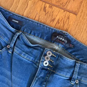 Torrid Skinny Jegging Jeans Women’s 22 Medium Wash Regular Distressed Stretch thumbnail 3