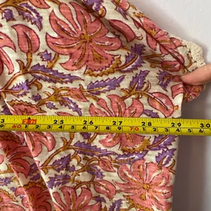 Free People Pink Purple Floral V-neck Shirt Crochet Neckline Women's size Large thumbnail 7