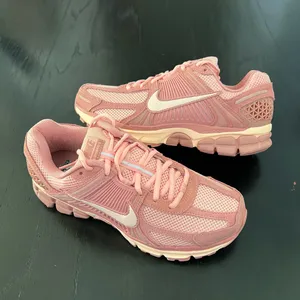 New NIKE Air Zoom Vomero 5 'Red Stardust' thumbnail 3