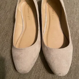 Madden Girl Faux-Suede Ballet Flats Size 7.5 Tan Color. Good condition thumbnail 1