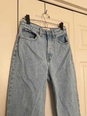 Abercrombie 90’s relaxed high rise curve love light wash denim jeans 2 /26 long thumbnail 5
