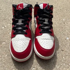 Air Jordan 1 Mid GS 'Chicago' Size 7y Women’s Size 8.5 thumbnail 4