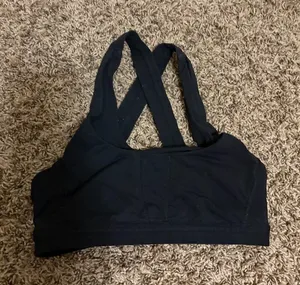 LuLuLemon Run On Sports Bra Black Size 6 Pullover No Pads Criss Cross Back Solid thumbnail 1