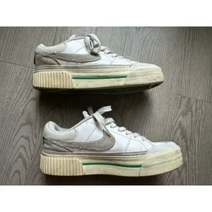 Nike Low Rise White Sneakers Women's Sz 8 thumbnail 3