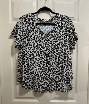 Old Navy short sleeve v-neck shirt leopard print size XL thumbnail 2