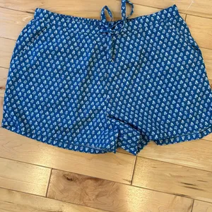 Haute Hippie blue and white flower design 2 piece short pajamas set thumbnail 6