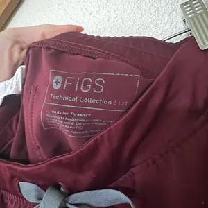 Figs Zamora Jogger Scrub Pants in burgundy WOMENS LARGE TALL thumbnail 3