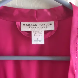 Womens Morgan Taylor Super Sexy Lightweight Silky Satiny Pink Robe Size Small thumbnail 9